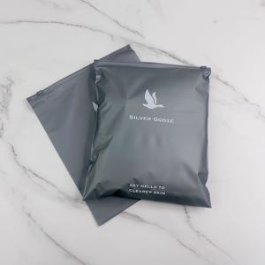 Bolsas de Plástico Plateadas Personalizadas con Logotipo de Redes Sociales - Empaque Reutilizable para Ropa en Comercio Electrónico - Product Image 6