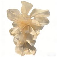 Fleur géante en organza sur mesure de luxe pour la décoration de mariage et les vitrines.