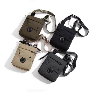 Sac à bandoulière en nylon imperméable de créateur de mode pour hommes, sac à bandoulière de messager de couple sac plat pour la ville décontractée - Product Image 1