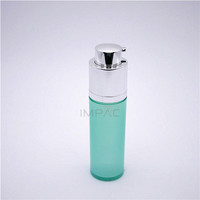 Flacon pompe rond pour crème de soin de la peau avec système de distribution sous vide, contenants de 15 ml, 30 ml et 50 ml.