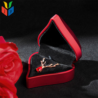 Boîte à bijoux de luxe pendentif lumière LED coeur rouge surface peinte velours noir à l'intérieur boîte à bijoux personnalisée avec LOGO
