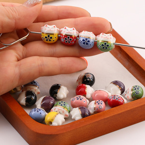 Cuentas de cerámica con diseño de flor de ciruelo y orificio lateral, estilo caricatura, para la elaboración de pulseras, colores aleatorios, accesorios de joyería DIY. - Product Image 1