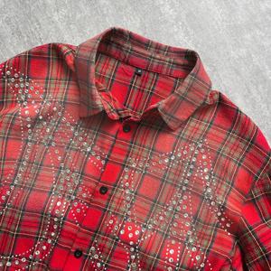 Camisas de franela de algodón de lujo con botones, de manga larga térmica, a cuadros, con lavado ácido, diseño personalizado, sobredimensionadas y con pedrería. - Product Image 3