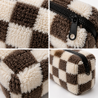 Sac de maquillage en peluche à carreaux de grande capacité de haute qualité, pochette cosmétique douce et moelleuse pour le rangement de produits de beauté, vente en gros ODM
