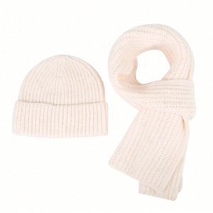 Ensemble deux pièces bonnet et cache-cou tricoté personnalisé pour l'hiver, avec logo sur mesure - Product Image 5