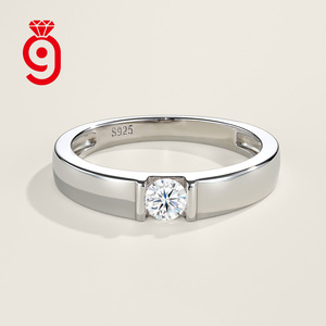 Bague large en argent sterling 925 avec moissanite ronde unique, idéale pour les hommes, pour la demande en mariage, le quotidien ou comme bijou minimaliste. - Product Image 1