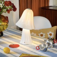 Lampe de table moderne en céramique blanche avec abat-jour cloche et forme sculpturale cannelée pour chambre à coucher, chevet, salon, hôtel, suite d'hôtes, bureau