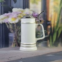 Chope à bière classique allemande en porcelaine blanche de qualité supérieure - Tasse à couvercle en aluminium orné avec des accents dorés pour le vin et la bière