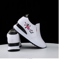 Nouvelles chaussures basses blanches à bout rond, tendance printemps 2022, talon compensé, baskets pour étudiants, broderie florale, chaussures décontractées