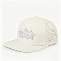 Casquette de baseball personnalisée en gros, 7 panneaux, visière plate, bleu marine, imperméable, respirante, structurée, avec logo brodé et perforations découpées au laser pour l'extérieur