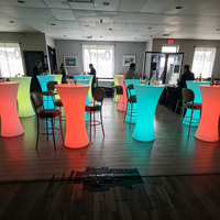 Ensemble de table et chaises de bar lumineuses en plastique moderne avec LED pour boîte de nuit, salon, événements en plein air, cocktail, fête