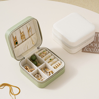 Coffret à bijoux de voyage pour cadeau de mariage, organiseur portable pour bagues, boucles d'oreilles et colliers, petite boîte à bijoux en cuir personnalisée