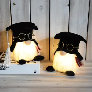 Hadiah Kelulusan Pabrik 6 Inci, Gnomom Wisuda Kecil Boneka Kain Goblin Kecil dengan Lampu LED untuk Siswa Wisuda