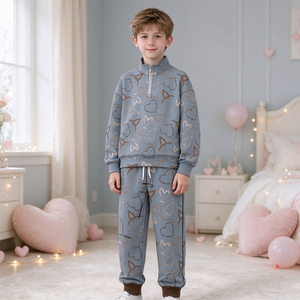 Tenues personnalisées pour garçons : Hauts et barboteuses en soie de lait gris à imprimé cœurs, pour tout-petits et enfants, vêtements de la Saint-Valentin, vente en gros pour frères - Product Image 3