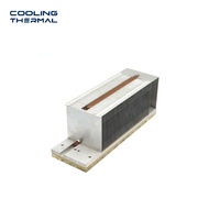 Der Kühlkörper verfügt über einige Heatpipes und einen Dual-Kühlkörper-Radiator für die Kühlung des Motherboards