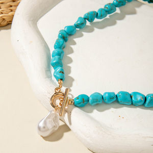 <span class=keywords><strong>Collana</strong></span> con Pendente Artigianale da Donna in <span class=keywords><strong>Turchese</strong></span> Naturale Irregolare e Perla a Forma Speciale, Stile Europeo-Americano - Product Image 2