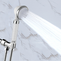 Pomme de douche à main moderne à une poignée avec finition chromée et surface polie améliorée par un motif de pulvérisation de massage et une filtration