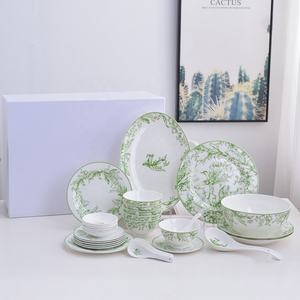 Vente en gros de 32 pièces de vaisselle et de chargeurs en porcelaine à motif de muguet minimaliste nordique - Product Image 2