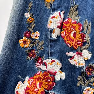 Jupe en jean florale brodée sur mesure pour femme, taille haute, style délavé, collection OEM haute couture - Product Image 6