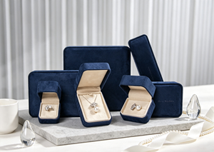 Boîte à bijoux rigide en daim bleu marine, recouverte de velours court doux, texte gaufré, doublure en velours beige clair, plusieurs tailles disponibles - Product Image 3