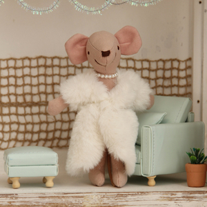 Thu nhỏ trang trí nội thất đồ chơi thiết lập: Vải Chuột búp bê sofa với hạt màu trắng tủ quần áo bằng gỗ tạo ra một cảnh ấm cúng và duyên dáng - Product Image 5