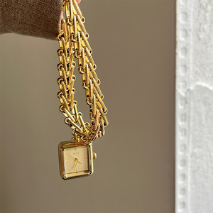 <span class=keywords><strong>Montre</strong></span> à Quartz IEKE <span class=keywords><strong>Femme</strong></span> Luxe Léger avec Chaîne <span class=keywords><strong>Triangle</strong></span> Antique et Pendentif Carré Niche Design Personnalisé Boîtier en Alliage - Product Image 2