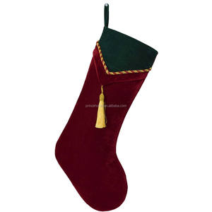 Neuankömmling Festliche Weihnachts zeit Weihnachts strumpf 2er-Set aus rotem und grünem Samt mit benutzer definierten Logo-Quasten-Dekorations socken - Product Image 3
