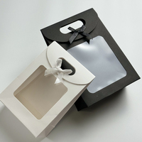 Sac cadeau personnalisé blanc et noir avec rabat, boucle, emballage en papier kraft, sac en papier scellable avec fenêtre transparente