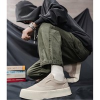 Sneakers minimalistes à enfiler : Chaussures décontractées de luxe à semelle épaisse en beige, alliant confort de haut niveau et style rétro design.
