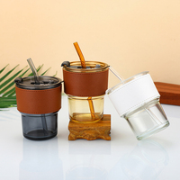 Sans plomb Sans BPA Logo personnalisé Gobelet en verre Thé Café Eau de couleur claire Tasse en verre avec couvercle Paille et manchon en cuir