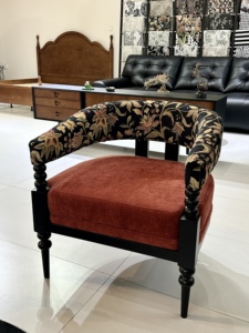 Fauteuil d'appoint en tissu floral vintage de haute qualité, fauteuil barillet à structure en bois noir massif pour salon et chambre à coucher - Product Image 3