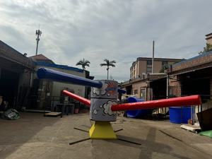 EASYFUN - Nuevo Diseño de Fábrica, Pista Inflable Wipeout, Juego Mecánico Interactivo con Obstáculos Dobles Giratorios, Meltdown - Product Image 3