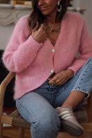 Süße rosa flauschige Strickjacke mit Knöpfen, gemütlicher, verkürzter Schnitt für einen mühelosen, mädchenhaften Look.