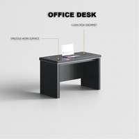 Table de bureau avec une surface de travail spacieuse et deux passe-câbles pour le bureau et les réunions
