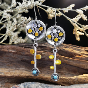 Orecchini Pendenti Vintage a Forma di Chiave Geometrica con Accento di Colore, Design Bicolore, Accessori di Moda per Donne - Product Image 1