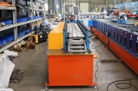 Machine de fabrication de volets roulants métalliques à prix d'usine / Machine de formage de rouleaux de lattes en acier pour cadres de portes à volets roulants