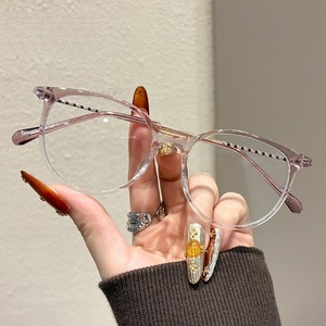 Les nouvelles lunettes plates rétro haut de gamme TR30377 avec monture noire unie et anti-lumière bleue sont disponibles avec différents degrés. - Product Image 4