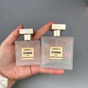 ขวดสเปรย์น้ำหอมพิมพ์ลายโลโก้สีตามสั่ง  แบบกระจกฝ้าทรงสี่เหลี่ยม  ขนาด 50 มล. 100 มล. สำหรับเครื่องสำอางผู้หญิง - Product Image 2