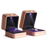Vente en gros de boîte à bijoux à lumière LED couronne carrée en cuir PU boîte de rangement pour pendentif en diamant pour femme