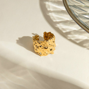 스테인레스 스틸 해머 컷 불규칙한 와이드 오픈 링 18k 골드 도금 럭셔리 링 남성용 - Product Image 4