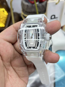 Montre en cristal pour femmes, conçue spécifiquement pour les femmes audacieuses et innovantes, qui sont déterminées à la perfection. - Product Image 2