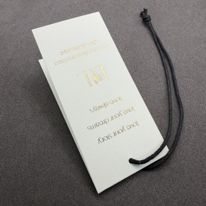 Étiquettes suspendues personnalisées de luxe en papier texturé premium, gaufrées à l'or, écologiques, pour vêtements, chapeaux, chaussures, sacs - Product Image 3
