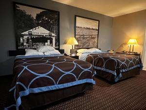 Nuovi Set di Mobili Personalizzabili per Camere d'Albergo Super 8 by Wyndham, Suite Economica con Pannelli in Legno Moderni - Product Image 4