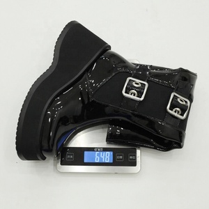 Botas de invierno para mujer con tacón de cuña y hebillas metálicas, botines de media pantorrilla con suela gruesa y punta redonda, zapatos de plataforma con cremallera y charol. - Product Image 6