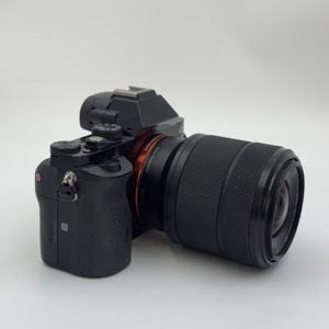 Appareil photo hybride <span class=keywords><strong>Sony</strong></span> A7 + objectif 28-70 F4 d'occasion, appareil photo hybride d'occasion A+, appareil photo hybride plein format d'occasion 24,3 MP avec Wi-Fi et écran tactile - Product Image 1