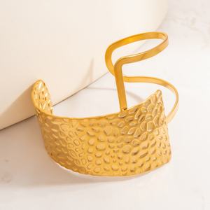 Minimalist <b>Charm</b> Bracelet for Women Niche Design Open Mouth Hand Jewelry 18k Gold Stainless Steel Material - Product Image 3