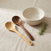 Louche de cuisine en bois d'acacia naturel, faite à la main, cuillère inclinée, ustensile de cuisine résistant à la chaleur, écologique, OEM, vente en gros personnalisée