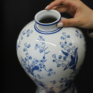 2024 nuovo vaso blu e bianco porcellana di alta qualità giglio della valle prugna vaso soggiorno ceramica vaso di fiori ornamenti - Product Image 6
