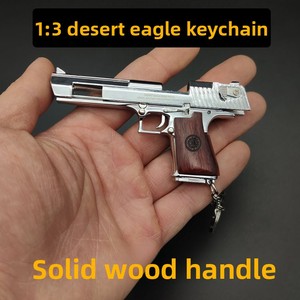 พวงกุญแจรูปปืนเดสเซิร์ทอีเกิ้ล รุ่น 003 ทำจากโลหะ ขนาด 1:3 พร้อมด้ามไม้เนื้อแข็ง ลาย PUBG - Product Image 2
