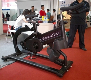 Bicicleta de Spinning Profesional Comercial con Movimiento Lateral Oscilante, Bicicleta Estática para Gimnasio, Ejercicio Cardiovascular - Product Image 3